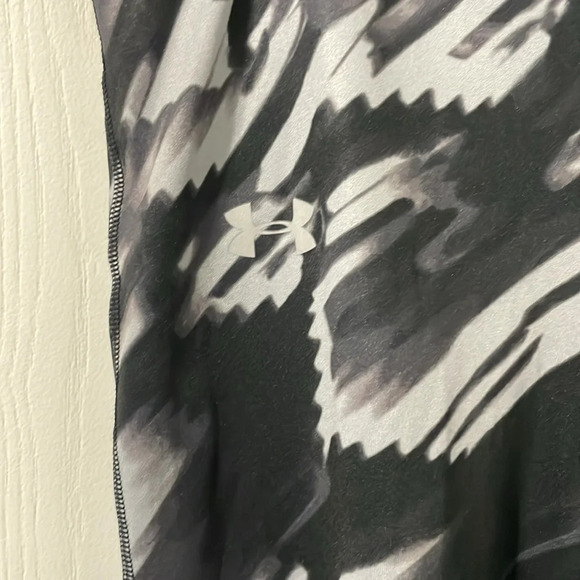 💰Under Armour Fitted Black & White Camo Print Capris Size Youth XL Women’s Med - Picture 2 of 5